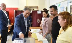 Abdullah Gül eşiyle birlikte Beykoz'da oy verdi