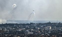 İsrail, Lübnan'ın güneyini yasaklı beyaz fosfor bombasıyla vurdu