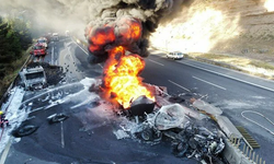 Otoyolda korkutan yangın: Akaryakıt tankeriyle TIR çapıştı