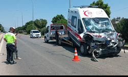 Ambulans kaza yaptı 3 yaralı