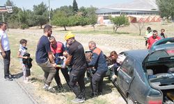 Erzincan'da otomobil yoldan çıktı, 2'si çocuk 4 kişi yaralandı