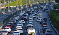 İstanbul'da haftanın son mesai gününde trafik yoğunluğu yaşanıyor