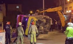 Başakşehir'de devrilen kamyondaki yükün altında kalan 3 çocuk yaralandı