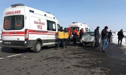 Kars'ta otomobil ile hafif ticari aracın çarpıştığı kazada 9 kişi yaralandı