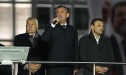 CHP Genel Başkanı Özel, İBB binası önünde toplananlara hitap etti: