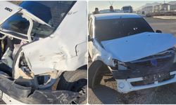 Afyonkarahisar'da servis minibüsü ile otomobil çarpıştı, 16 kişi yaralandı