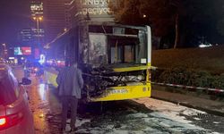 İstanbul'da alev alan özel halk otobüsü kullanılamaz hale geldi