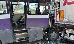 Artvin'de minibüsün tıra çarptığı kazada 12 kişi yaralandı