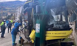 Bursa'da halk otobüsü aydınlatma direğine çarptı
