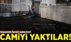 İsrail güçleri Batı Şeria'da camilere baskın yaparak birini ateşe verdi