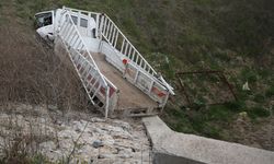 Çanakkale'de alt geçide düşen kamyonetin sürücüsü öldü