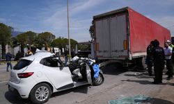İzmir'de tıra çarpan otomobil sürücüsü hayatını kaybetti