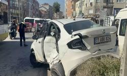 Önce beton mikseri sonra direk ve refüje çarptı