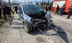 Sakarya'da korkunç kaza: Minibüs ile otomobil çarpıştı