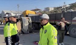 Hatay'da işçi servisi tıra çarptı