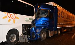 Tır ile tur otobüsü çarpıştı: 13 yaralı