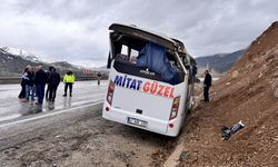 Erzurum'da servis midibüsü yamaca çarparak durabildi, 1 kişi öldü, 16 kişi yaralandı