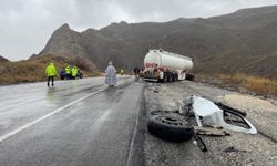 Hakkari'de otobüs ile yakıt tankerinin çarpıştığı kazada 8 kişi yaralandı