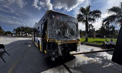 Mersin'de elektrik direği ve duvara çarpan belediye otobüsündeki 5 kişi yaralandı