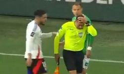 Olaylı derbi, yardımcı hakeme yabancı madde atıldı