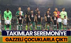 Konyaspor- Galatasaray müsabakasında takımlar seremoniye Gazzeli çocuklarla çıktı