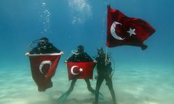 Fethiye'de dalgıçlar 19 Mayıs'ı deniz altında kutladı