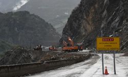 Giresun'da heyelan, kara yolu ulaşıma kapandı