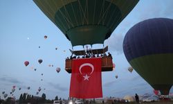 Kapadokya'da gökyüzü Türk bayraklarıyla süslendi