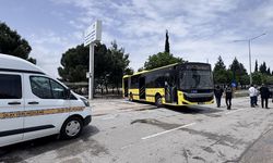Belediye otobüsü ile çarpışan motosikletli hayatını kaybetti