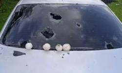Kar topu büyüklüğünde dolu yağdı! Araçlar hasar gördü
