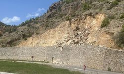 Gümüşhane'de heyelan nedeniyle mahalle yolu ulaşıma kapatıldı