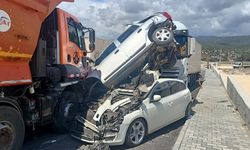 Mersin'de kontrolünden çıkan kamyon sanayi girişindeki 15 araca çarptı