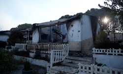 Seferihisar'daki orman yangınında sitedeki bazı evler zarar gördü