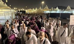 Arafat vakfesini tamamlayan hacılar Müzdelife'de