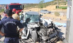Manisa'da otomobil park halindeki tıra çarptı: 4 ölü