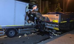 Uşak'ta kamyonet park halindeki tıra çarptı: 1 ölü