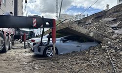 Samsun'da istinat duvarı yıkıldı: 4 araç hasar gördü