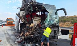 Mersin'de yolcu otobüsü tıra çarptı: 9 yaralı