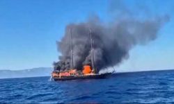 Bodrum'da turistlerin bulunduğu gemi alev aldı