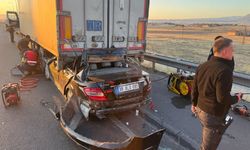 Kayseri'de korkunç kaza! Otomobil tıra çarptı