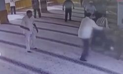 Husumetli komşusunu camide namaz kılarken bıçakladı