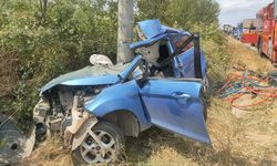 Sakarya'da otomobilin direğe çarptığı kazada 2 çocuk hayatını kaybetti