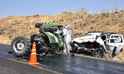 Şanlıurfa'da otomobil ile traktör kafa kafaya çarpıştı: 1 ölü 2 yaralı