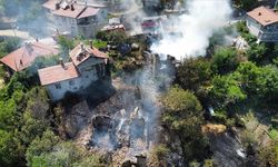 Antalya'da otluk alanda çıktıktan sonra evlere sıçrayan yangın söndürüldü