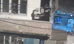 Adana'da film saahnesini aratmayan çatışma: Balkondan balkona birbirlerine sıktılar...