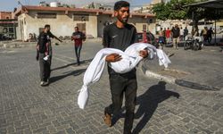 Gazze’de havadan atılan yardım kutusu üzerine düşen çocuk şehit oldu