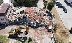 Balıkesir'deki depremde yıkılan binanın sahibi ve müteahhidi hakkında karar verildi