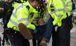 Londra'da "Palestine Action" grubuna destek eyleminde 890 kişi gözaltına alındı