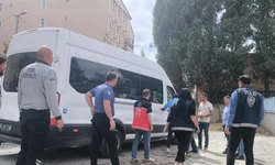 Kars'ta çocukları koruma altına alınan aile, polislere taşlı saldırıda bulundu