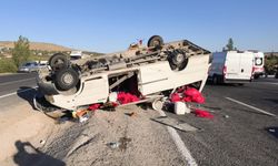 Şanlıurfa'da tarım işçilerini taşıyan minibüs devrildi: 19 yaralı